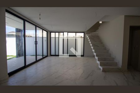 Sala de casa de condomínio para alugar com 4 quartos, 214m² em Recreio dos Bandeirantes, Rio de Janeiro