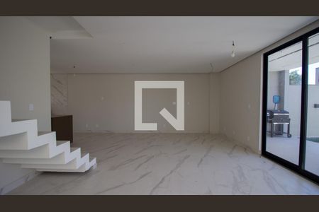 Sala de casa de condomínio para alugar com 4 quartos, 214m² em Recreio dos Bandeirantes, Rio de Janeiro