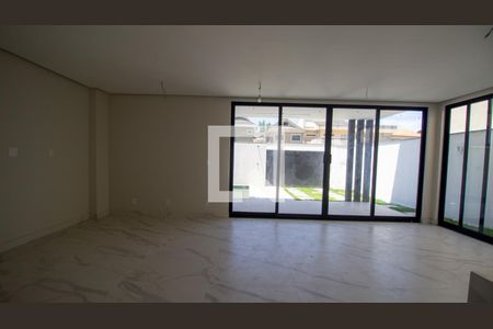 Sala de casa de condomínio para alugar com 4 quartos, 214m² em Recreio dos Bandeirantes, Rio de Janeiro