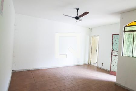 Casa à venda com 2 quartos, 120m² em Centro, Contagem