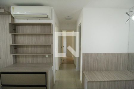 Sala - Corredor de apartamento para alugar com 2 quartos, 86m² em Barra da Tijuca, Rio de Janeiro