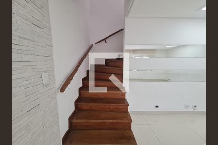 Escada acesso aos Dormitórios de casa para alugar com 3 quartos, 206m² em Jardim do Papai, Guarulhos