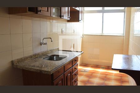 Cozinha de apartamento para alugar com 1 quarto, 48m² em Jardim Lindóia, Porto Alegre