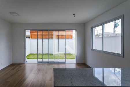 Sala de casa de condomínio para alugar com 3 quartos, 117m² em Cezar de Souza, Mogi das Cruzes