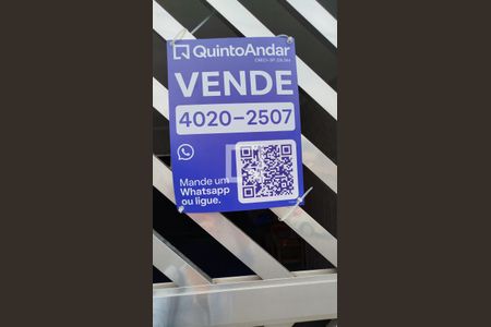 Casa à venda com 300m², 3 quartos e 2 vagas Casa à venda com 300m², 3 quartos e 2 vagasFachada