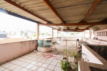 Casa à venda com 300m², 3 quartos e 2 vagas Casa à venda com 300m², 3 quartos e 2 vagasTerraço