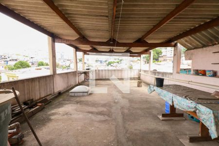 Casa à venda com 300m², 3 quartos e 2 vagas Casa à venda com 300m², 3 quartos e 2 vagasTerraço