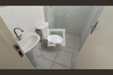 Banheiro de kitnet/studio para alugar com 1 quarto, 32m² em Parque Ouro Fino, Sorocaba