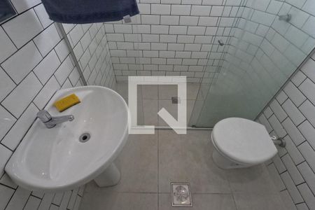 Banheiro de apartamento para alugar com 2 quartos, 64m² em Embaré, Santos