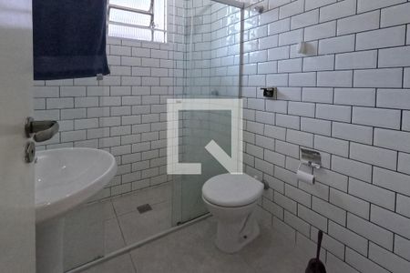 Banheiro de apartamento para alugar com 2 quartos, 64m² em Embaré, Santos