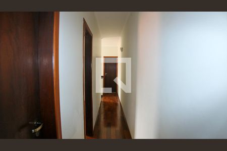 Corredor de casa à venda com 3 quartos, 180m² em Jardim Teresa, São Paulo