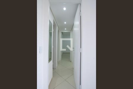 Corredor de apartamento à venda com 3 quartos, 68m² em Vila das Bandeiras, Guarulhos