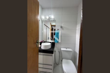 Banheiro de apartamento à venda com 2 quartos, 48m² em Santo Antonio, Contagem