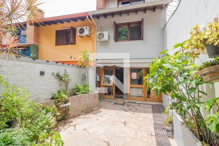Casa de condomínio à venda com 331m², 3 quartos e 4 vagas Casa de condomínio à venda com 331m², 3 quartos e 4 vagasQuintal