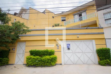 Casa à venda com 134m², 4 quartos e 2 vagas Casa à venda com 134m², 4 quartos e 2 vagasFachada