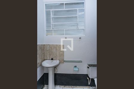 Banheiro de casa para alugar com 1 quarto, 30m² em Vila Baruel, São Paulo