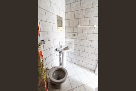 Banheiro de kitnet/studio para alugar com 1 quarto, 18m² em Santa Quiteria, Curitiba