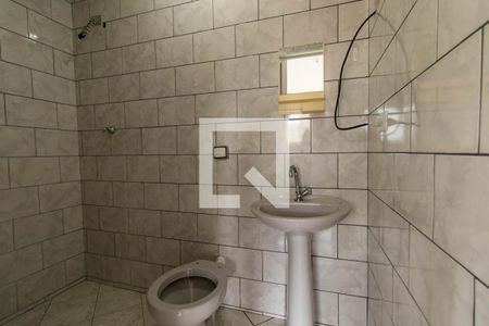 Banheiro Social de kitnet/studio para alugar com 1 quarto, 18m² em Santa Quiteria, Curitiba