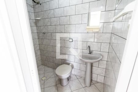 Banheiro de kitnet/studio para alugar com 1 quarto, 18m² em Santa Quiteria, Curitiba