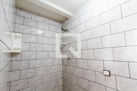 Banheiro de kitnet/studio para alugar com 1 quarto, 18m² em Santa Quiteria, Curitiba