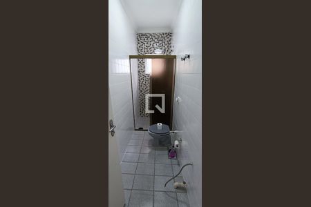 Banheiro de casa para alugar com 1 quarto, 49m² em Jardim Campo Limpo, São Paulo