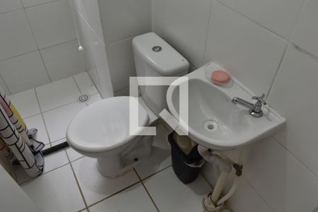 Banheiro de apartamento para alugar com 2 quartos, 39m² em Novo Mundo, Curitiba