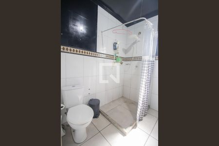 Banheiro de kitnet/studio para alugar com 1 quarto, 45m² em Rocha, São Gonçalo