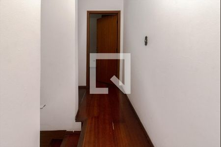 Corredor de casa para alugar com 2 quartos, 120m² em Vila Liviero, São Paulo