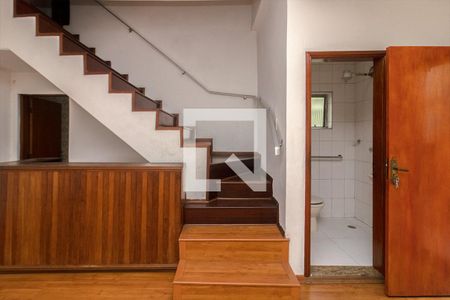 Escada de casa para alugar com 2 quartos, 120m² em Vila Liviero, São Paulo