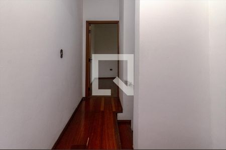 Corredor de casa para alugar com 2 quartos, 120m² em Vila Liviero, São Paulo