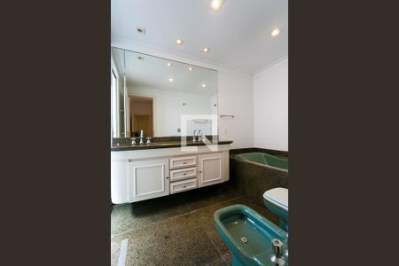 Apartamento para alugar com 260m², 4 quartos e 4 vagas Apartamento para alugar com 260m², 4 quartos e 4 vagasBanheiro da Suíte 2