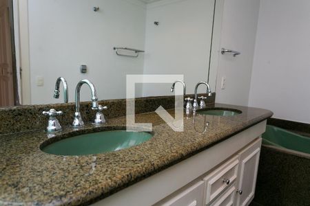 Apartamento para alugar com 260m², 4 quartos e 4 vagas Apartamento para alugar com 260m², 4 quartos e 4 vagasBanheiro da Suíte 2