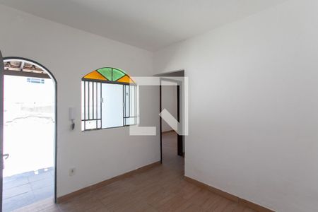 Sala de casa para alugar com 2 quartos, 75m² em São Salvador, Belo Horizonte