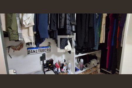 Casa à venda com 176m², 4 quartos e 4 vagas Casa à venda com 176m², 4 quartos e 4 vagasCloset