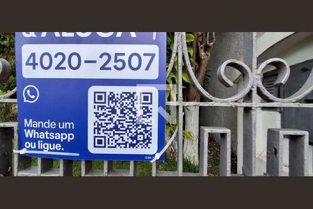 Casa à venda com 176m², 4 quartos e 4 vagas Casa à venda com 176m², 4 quartos e 4 vagasPlaquinha