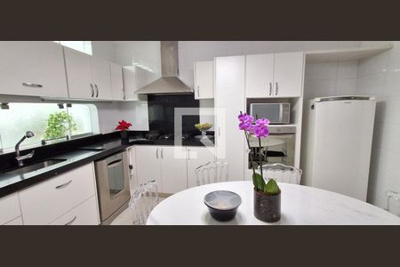 Casa à venda com 176m², 4 quartos e 4 vagas Casa à venda com 176m², 4 quartos e 4 vagasCozinha