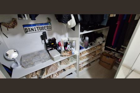 Casa à venda com 176m², 4 quartos e 4 vagas Casa à venda com 176m², 4 quartos e 4 vagasCloset