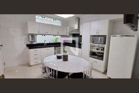 Casa à venda com 176m², 4 quartos e 4 vagas Casa à venda com 176m², 4 quartos e 4 vagasCozinha