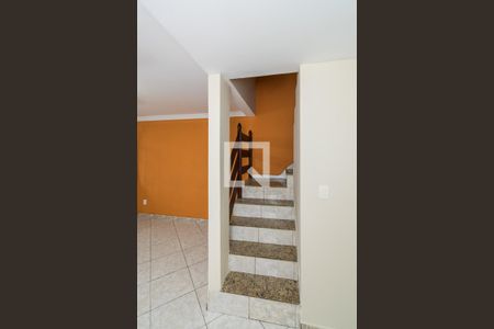 Sala - Acesso ao 2º andar de casa de condomínio para alugar com 3 quartos, 88m² em Brás de Pina, Rio de Janeiro