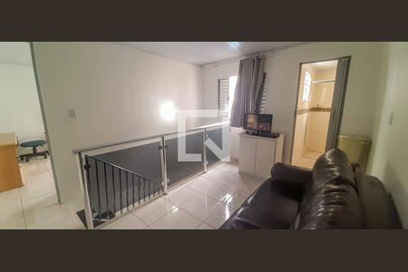 Sala de TV de casa à venda com 7 quartos, 200m² em Jardim Roberto, Osasco