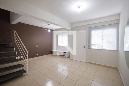 Sala de casa de condomínio para alugar com 3 quartos, 120m² em Esplanada Independência, Taubaté