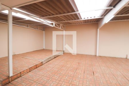 Casa à venda com 215m², 4 quartos e 4 vagas Casa à venda com 215m², 4 quartos e 4 vagasQuintal