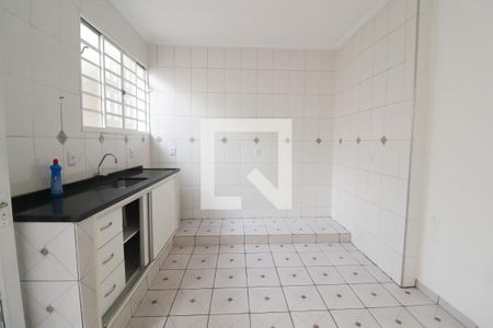 Casa à venda com 215m², 4 quartos e 4 vagas Casa à venda com 215m², 4 quartos e 4 vagasCozinha e Área de Serviço