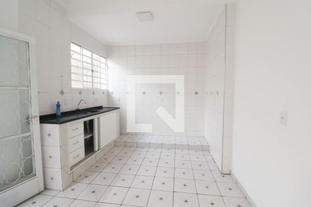 Casa à venda com 215m², 4 quartos e 4 vagas Casa à venda com 215m², 4 quartos e 4 vagasCozinha e Área de Serviço