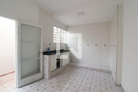 Casa à venda com 215m², 4 quartos e 4 vagas Casa à venda com 215m², 4 quartos e 4 vagasCozinha e Área de Serviço