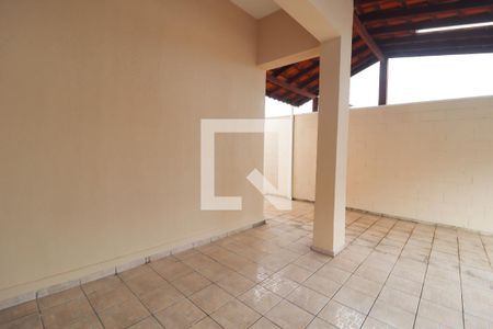 Casa à venda com 215m², 4 quartos e 4 vagas Casa à venda com 215m², 4 quartos e 4 vagasGaragem