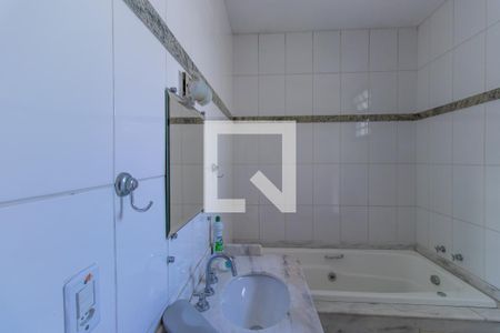 Casa de condomínio para alugar com 3m², 4 quartos e 2 vagas Casa de condomínio para alugar com 3m², 4 quartos e 2 vagasBanheiro da Suíte