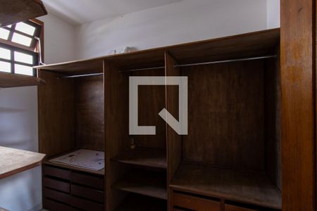 Casa de condomínio para alugar com 3m², 4 quartos e 2 vagas Casa de condomínio para alugar com 3m², 4 quartos e 2 vagasCloset da suíte