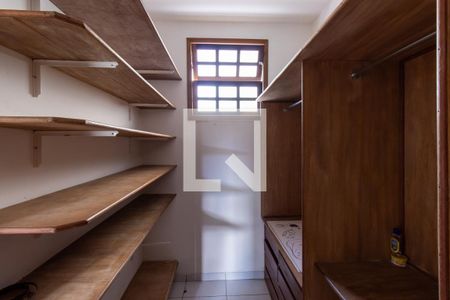 Casa de condomínio para alugar com 3m², 4 quartos e 2 vagas Casa de condomínio para alugar com 3m², 4 quartos e 2 vagasCloset da suíte