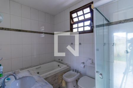 Casa de condomínio para alugar com 3m², 4 quartos e 2 vagas Casa de condomínio para alugar com 3m², 4 quartos e 2 vagasBanheiro da Suíte